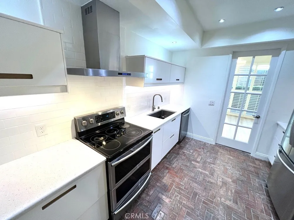 700 S Lake Avenue #111 Pasadena, CA 91106