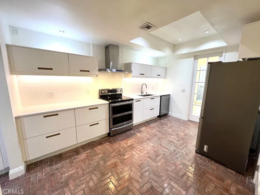 700 S Lake Avenue #111 Pasadena, CA 91106