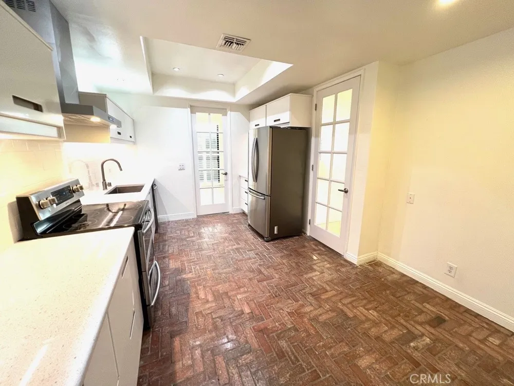 700 S Lake Avenue #111 Pasadena, CA 91106