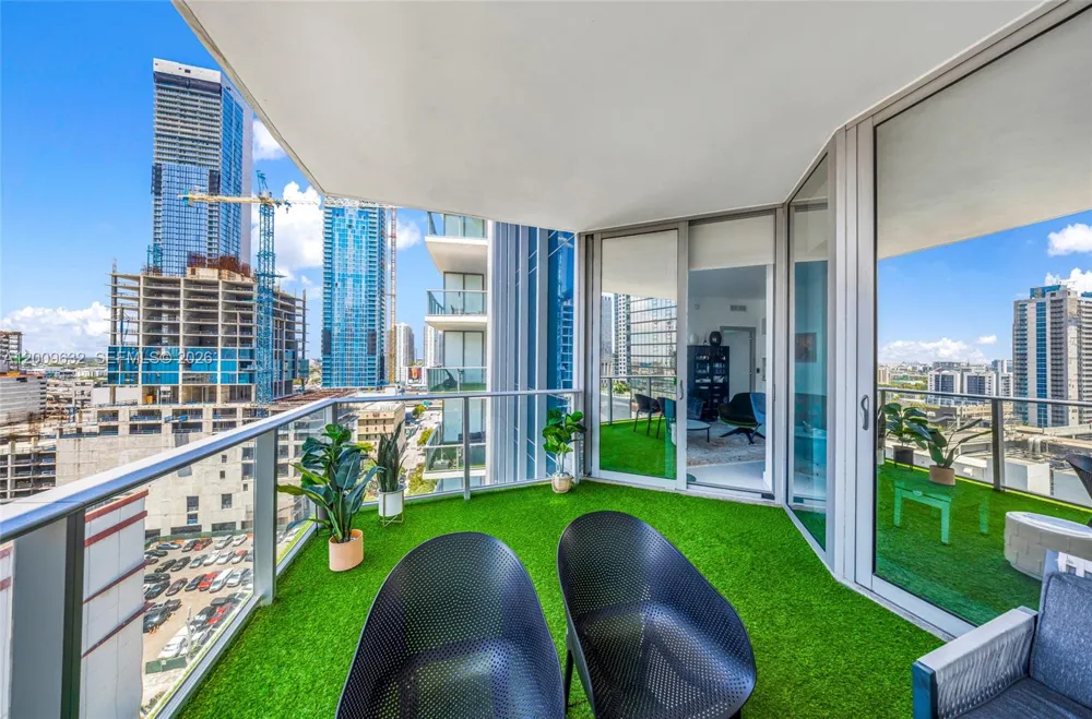 851 NE 1st Ave #1408 Miami, FL 33132