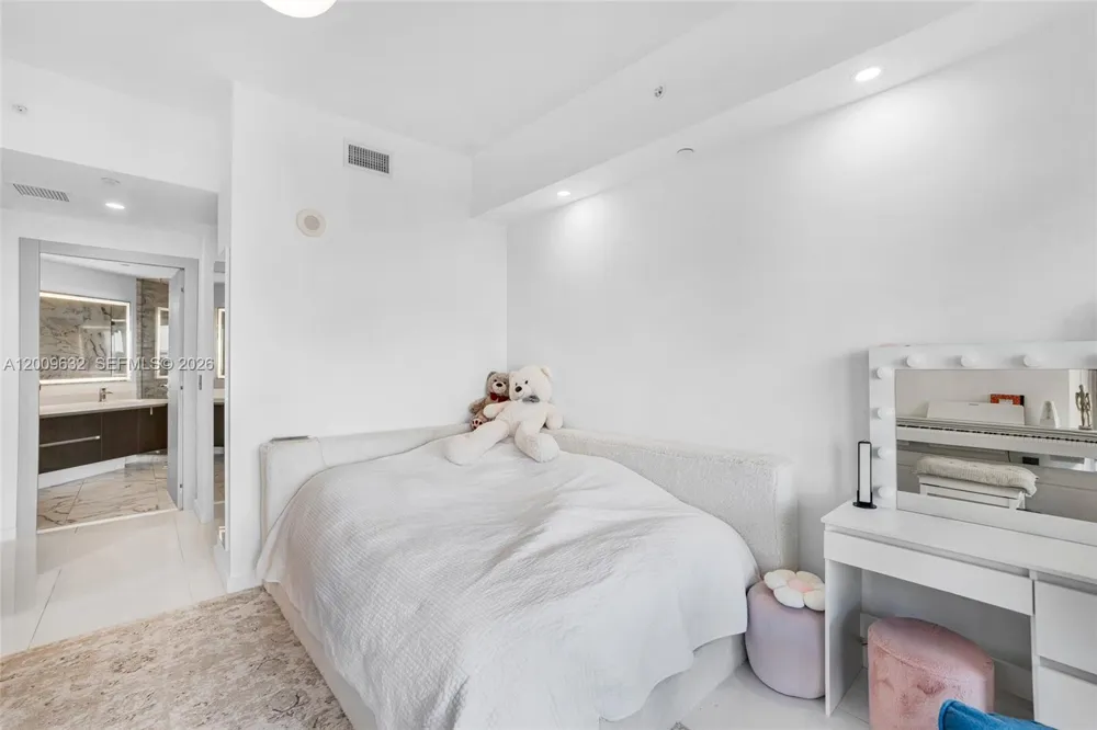 851 NE 1st Ave #1408 Miami, FL 33132
