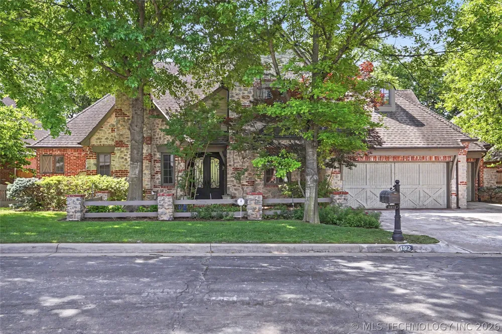 4912 E 104th Place