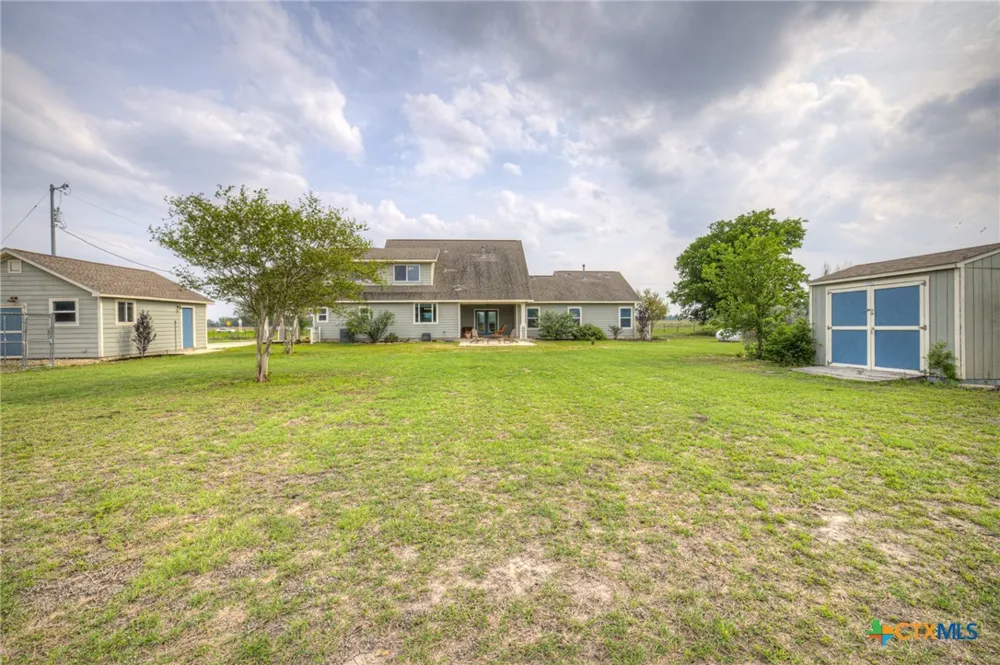 2048 E Martindale Road Seguin, TX 78155