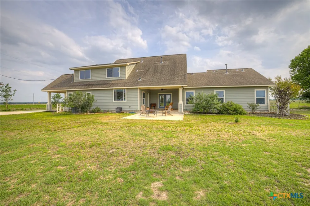 2048 E Martindale Road Seguin, TX 78155