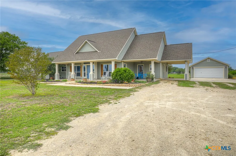 2048 E Martindale Road Seguin, TX 78155
