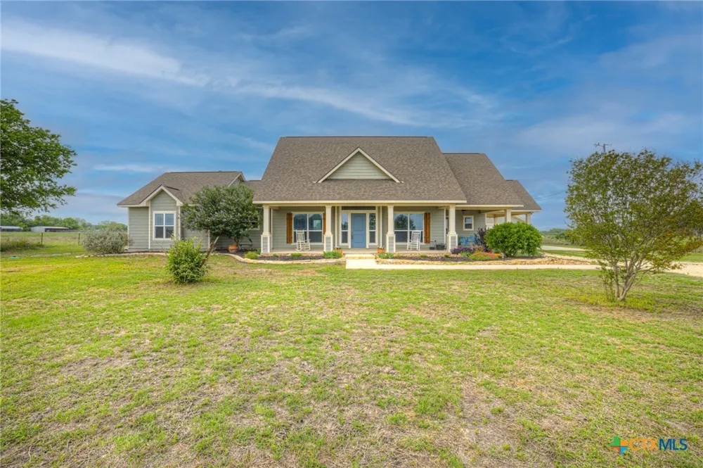 2048 E Martindale Road Seguin, TX 78155