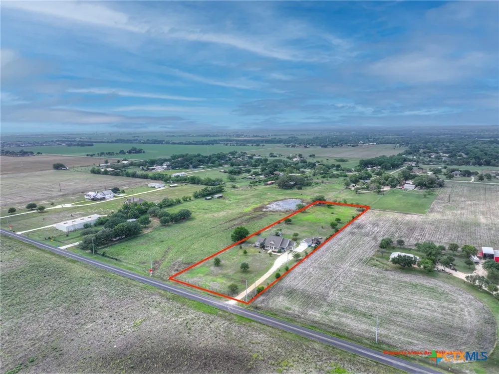 2048 E Martindale Road Seguin, TX 78155