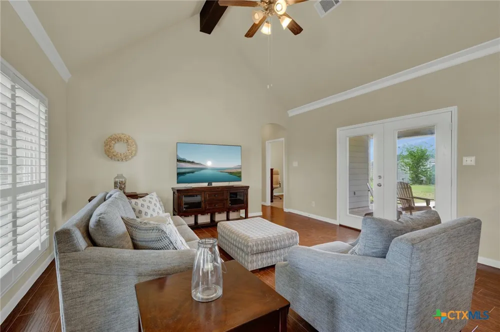 2048 E Martindale Road Seguin, TX 78155