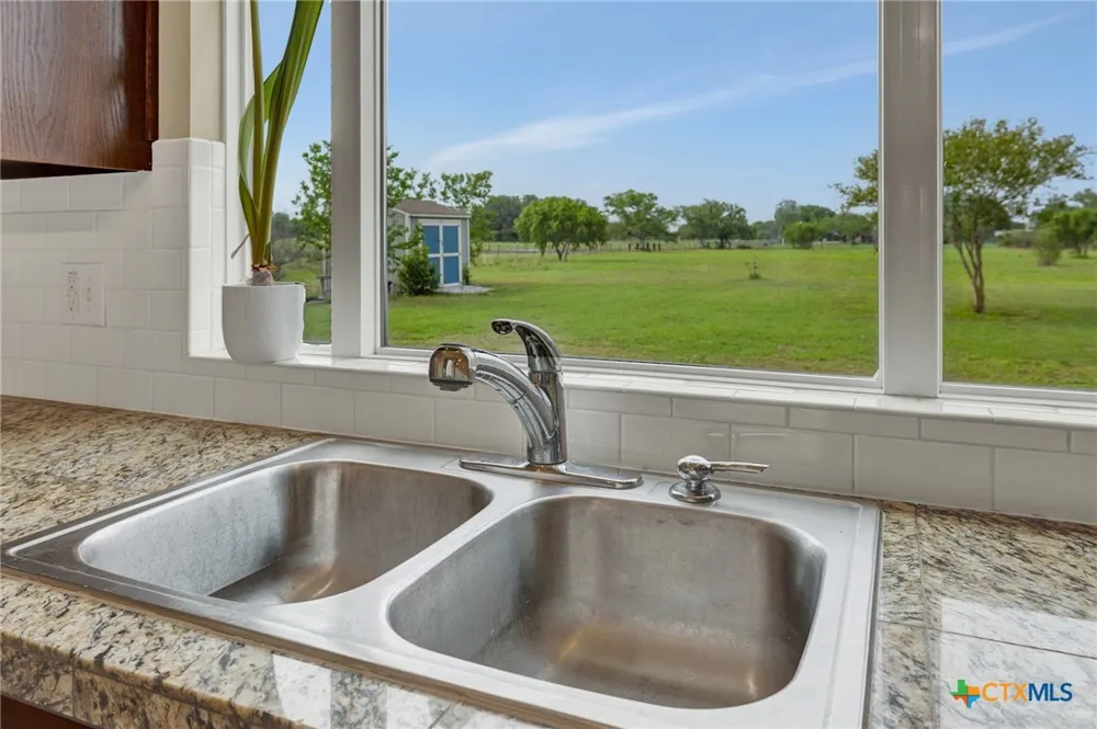 2048 E Martindale Road Seguin, TX 78155