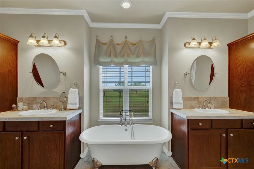 2048 E Martindale Road Seguin, TX 78155
