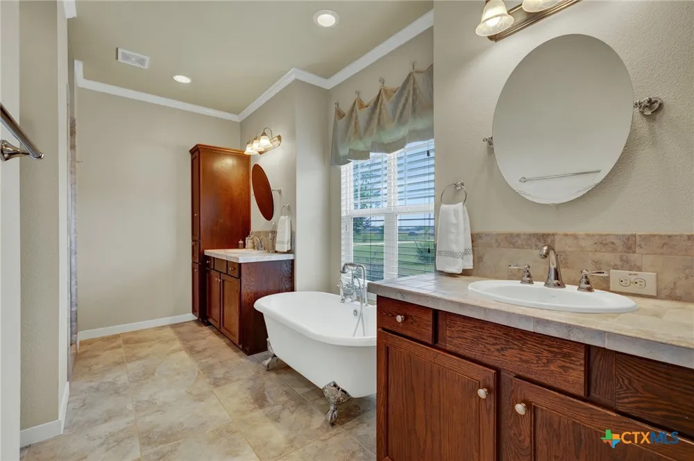 2048 E Martindale Road Seguin, TX 78155