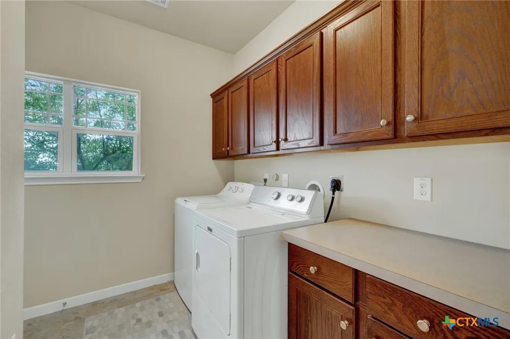 2048 E Martindale Road Seguin, TX 78155
