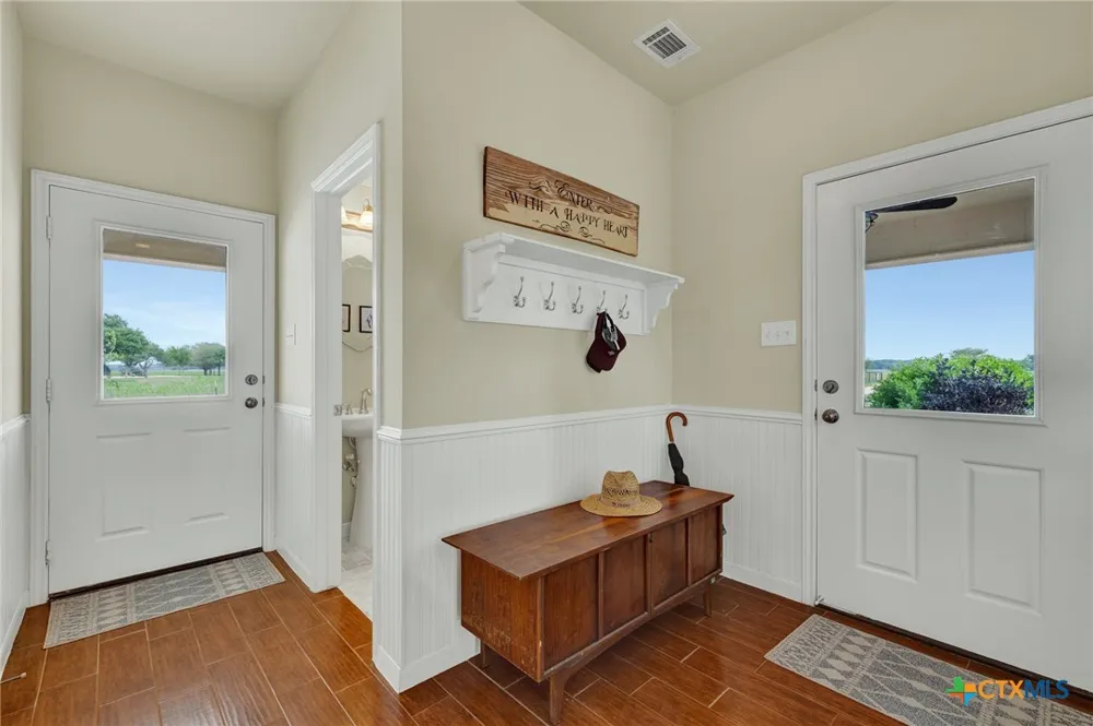 2048 E Martindale Road Seguin, TX 78155