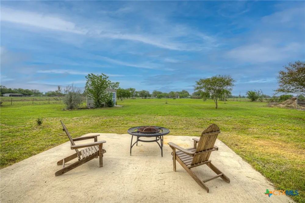 2048 E Martindale Road Seguin, TX 78155
