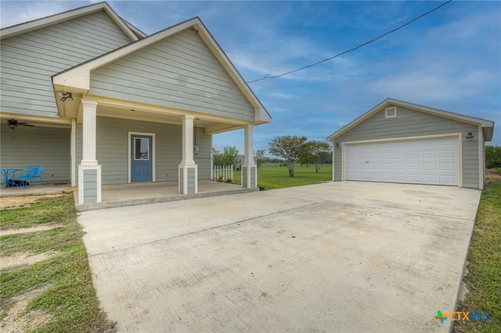 2048 E Martindale Road Seguin, TX 78155