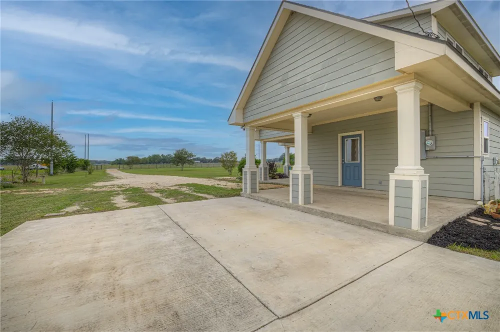 2048 E Martindale Road Seguin, TX 78155