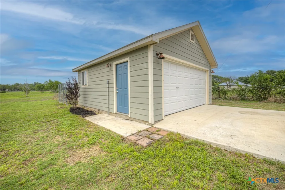 2048 E Martindale Road Seguin, TX 78155