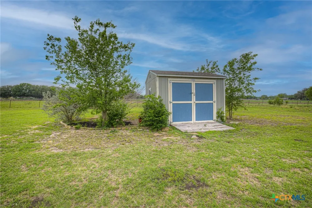 2048 E Martindale Road Seguin, TX 78155