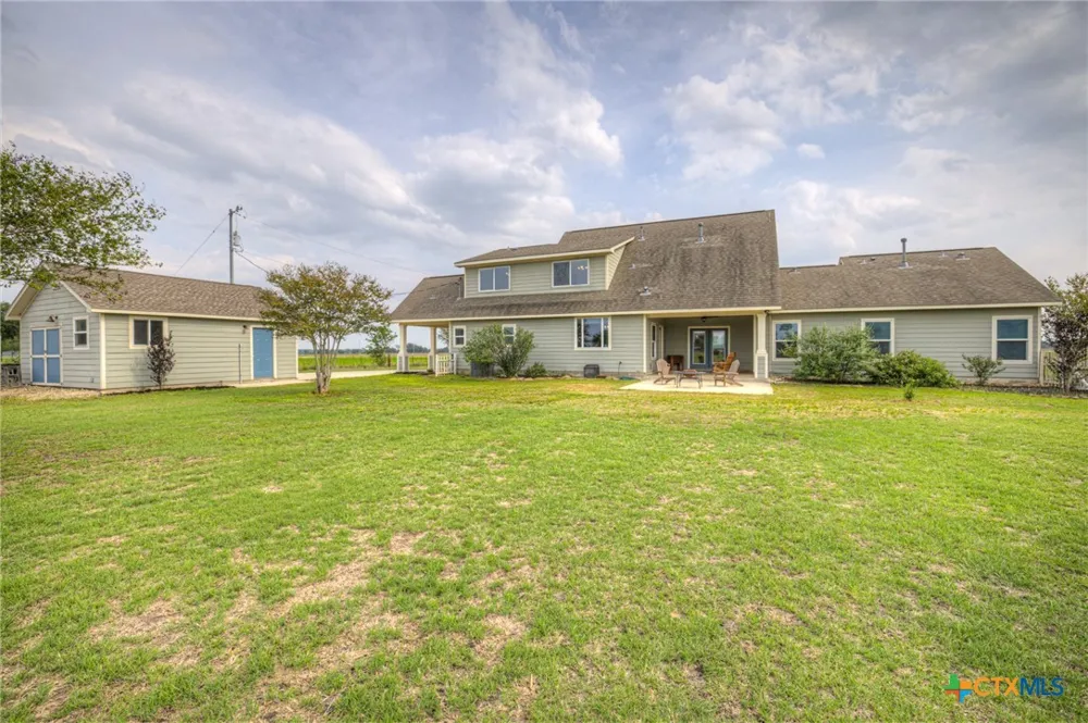 2048 E Martindale Road Seguin, TX 78155