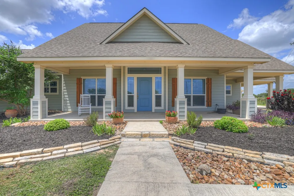 2048 E Martindale Road Seguin, TX 78155
