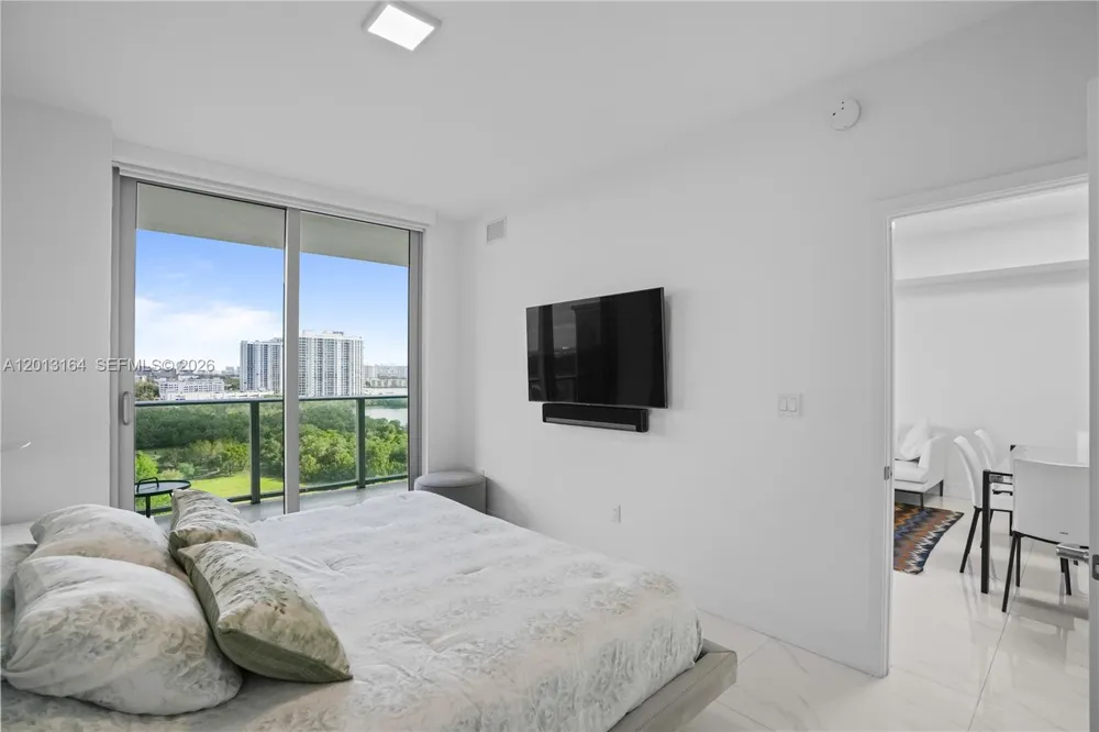 16385 Biscayne Blvd #1402 North Miami Beach, FL 33160