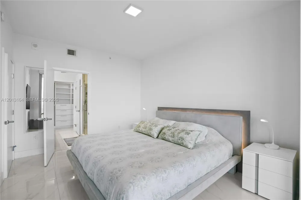 16385 Biscayne Blvd #1402 North Miami Beach, FL 33160