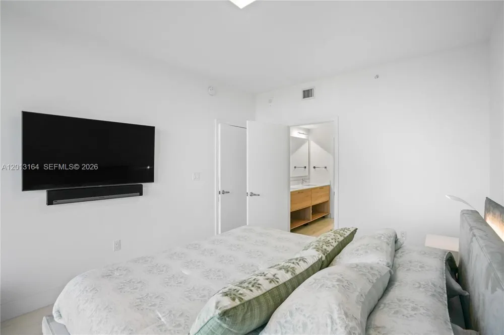 16385 Biscayne Blvd #1402 North Miami Beach, FL 33160