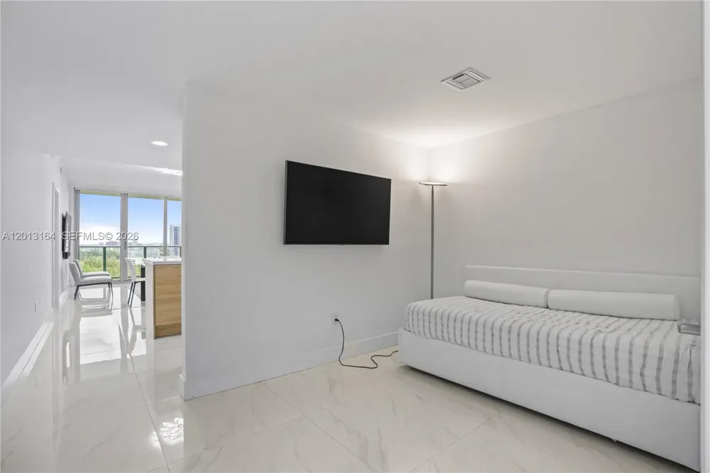 16385 Biscayne Blvd #1402 North Miami Beach, FL 33160
