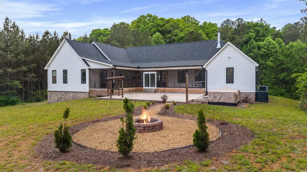 1618 Van Davis Road NW Charleston, TN 37310