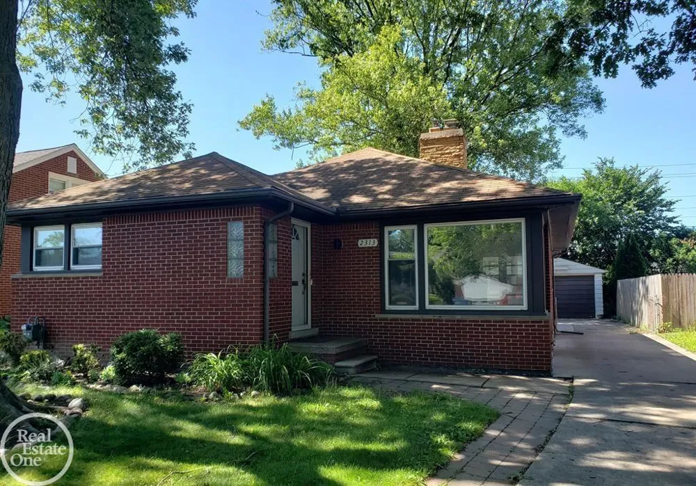 2313 Stanhope Street Grosse Pointe Woods City, MI 48236