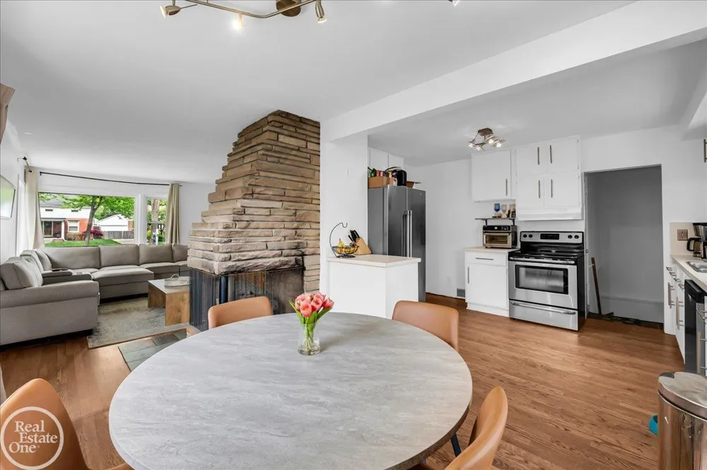 2313 Stanhope Street Grosse Pointe Woods City, MI 48236