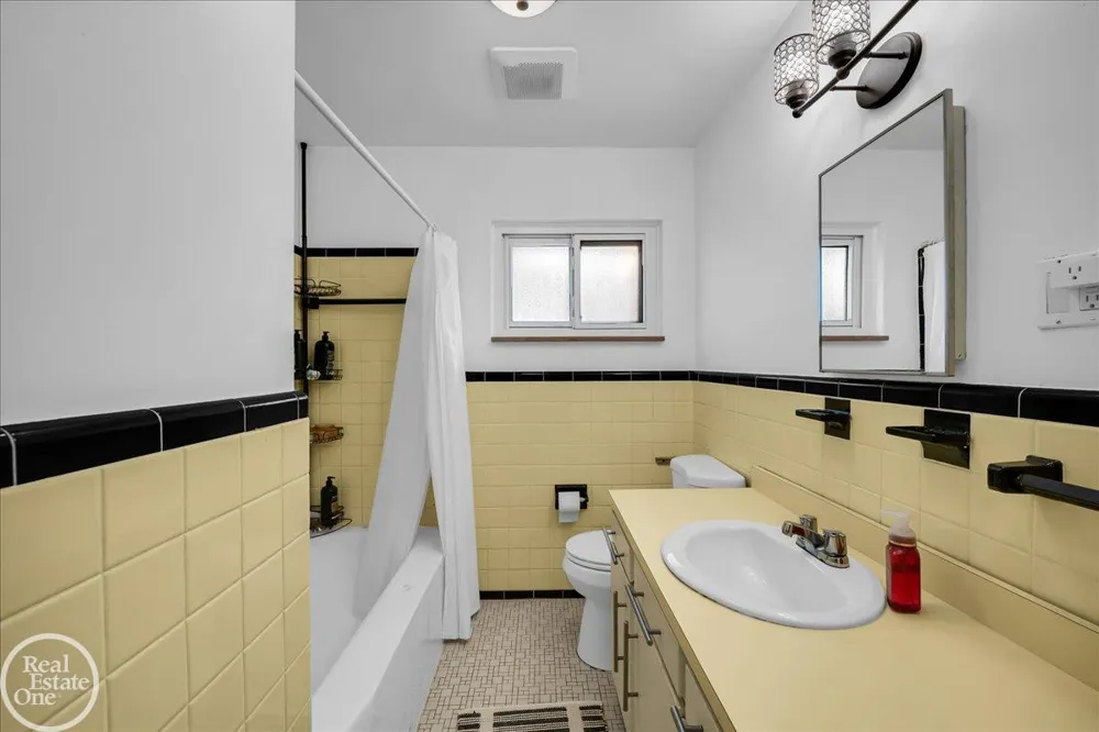 2313 Stanhope Street Grosse Pointe Woods City, MI 48236