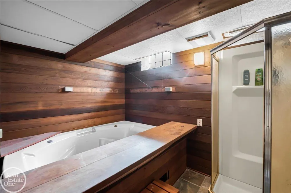 2313 Stanhope Street Grosse Pointe Woods City, MI 48236
