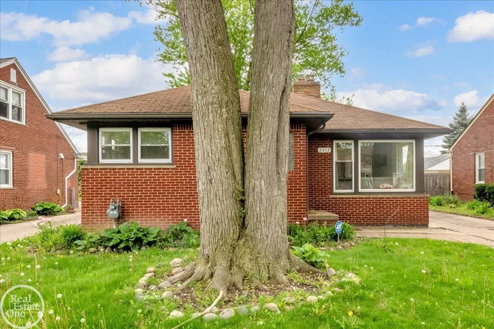 2313 Stanhope Street Grosse Pointe Woods City, MI 48236