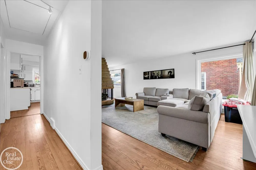 2313 Stanhope Street Grosse Pointe Woods City, MI 48236