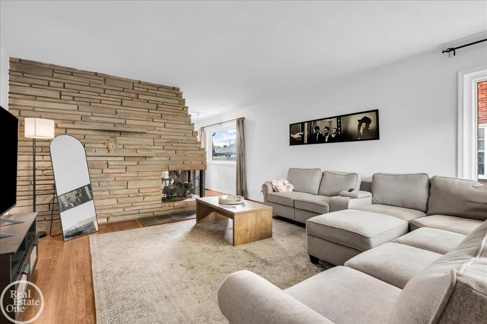 2313 Stanhope Street Grosse Pointe Woods City, MI 48236