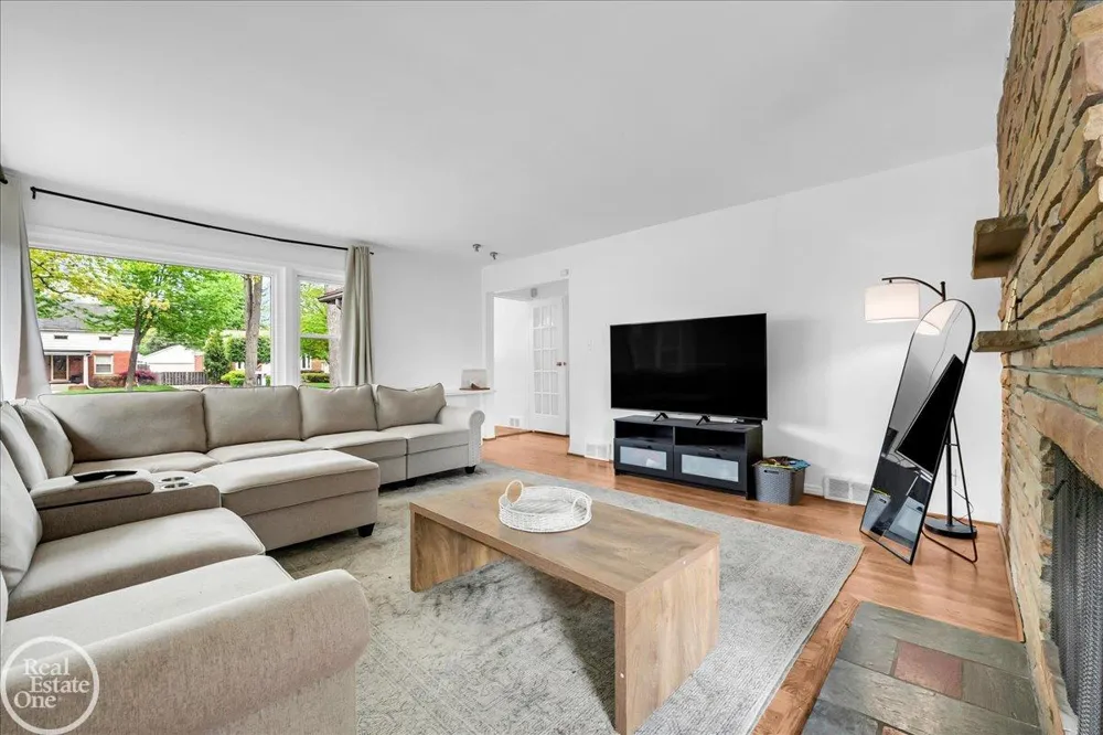 2313 Stanhope Street Grosse Pointe Woods City, MI 48236