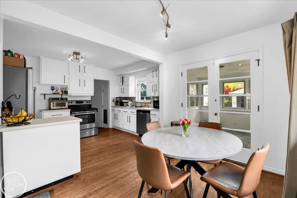 2313 Stanhope Street Grosse Pointe Woods City, MI 48236