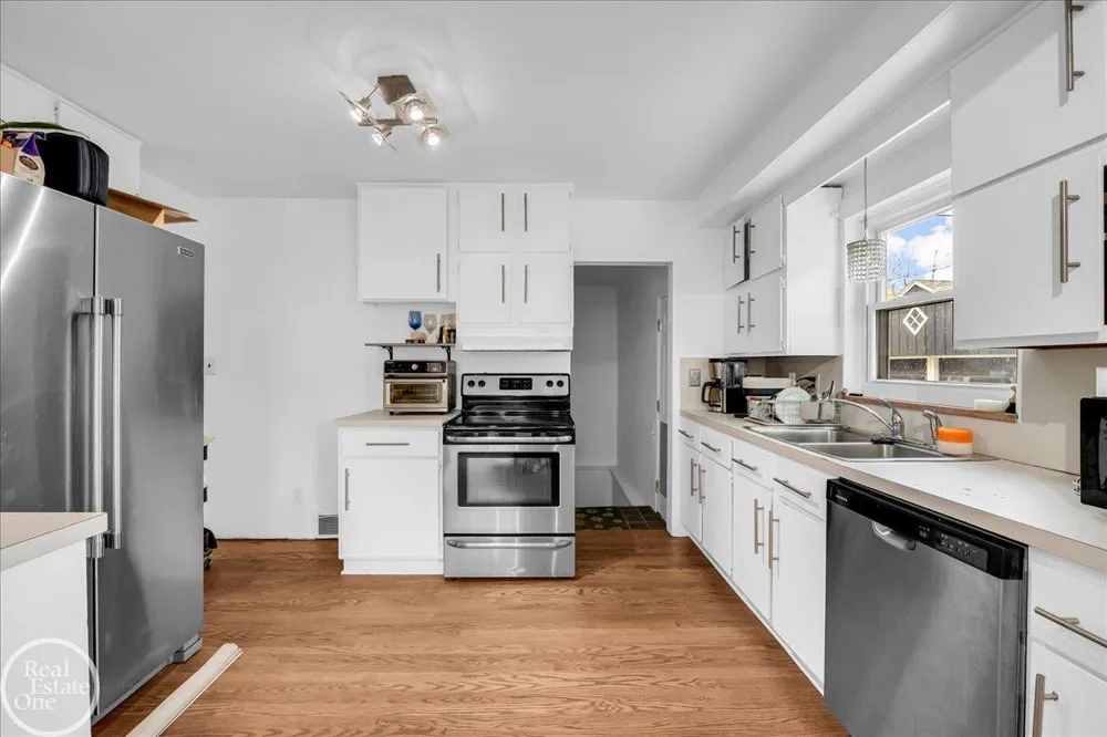 2313 Stanhope Street Grosse Pointe Woods City, MI 48236