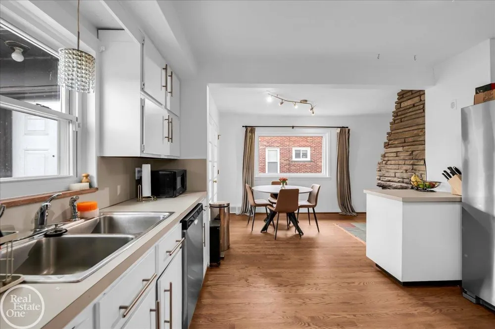 2313 Stanhope Street Grosse Pointe Woods City, MI 48236