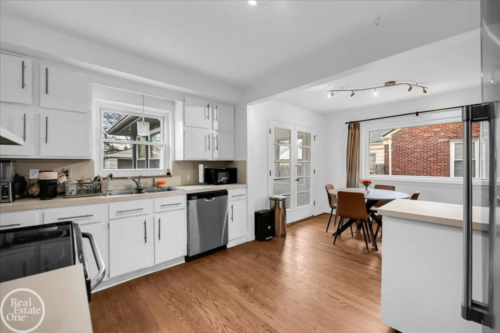 2313 Stanhope Street Grosse Pointe Woods City, MI 48236
