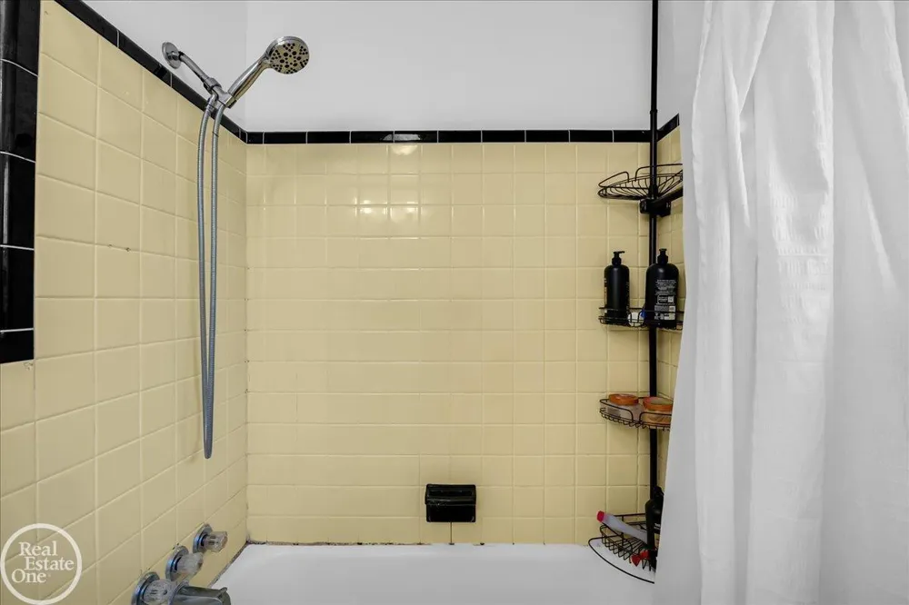 2313 Stanhope Street Grosse Pointe Woods City, MI 48236