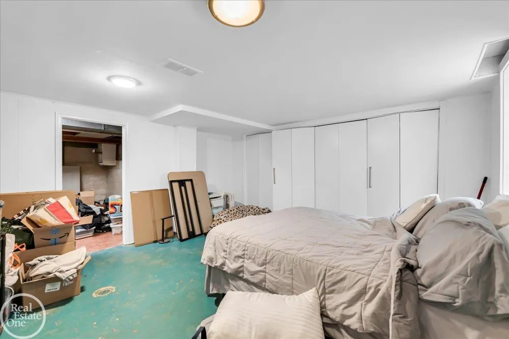 2313 Stanhope Street Grosse Pointe Woods City, MI 48236