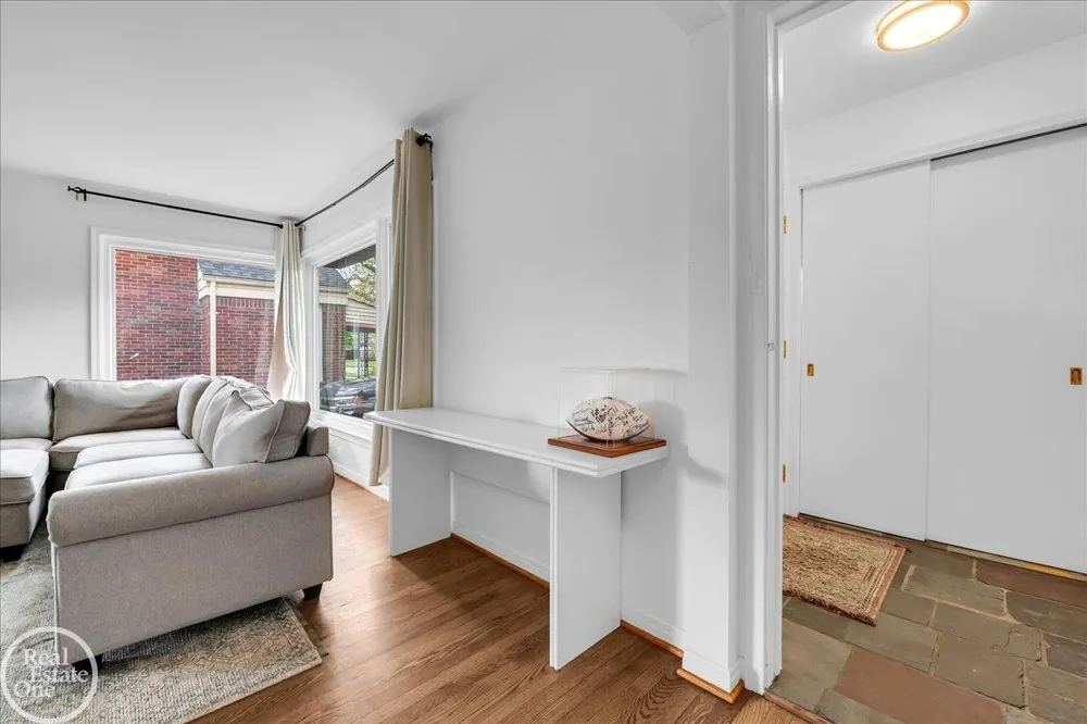 2313 Stanhope Street Grosse Pointe Woods City, MI 48236