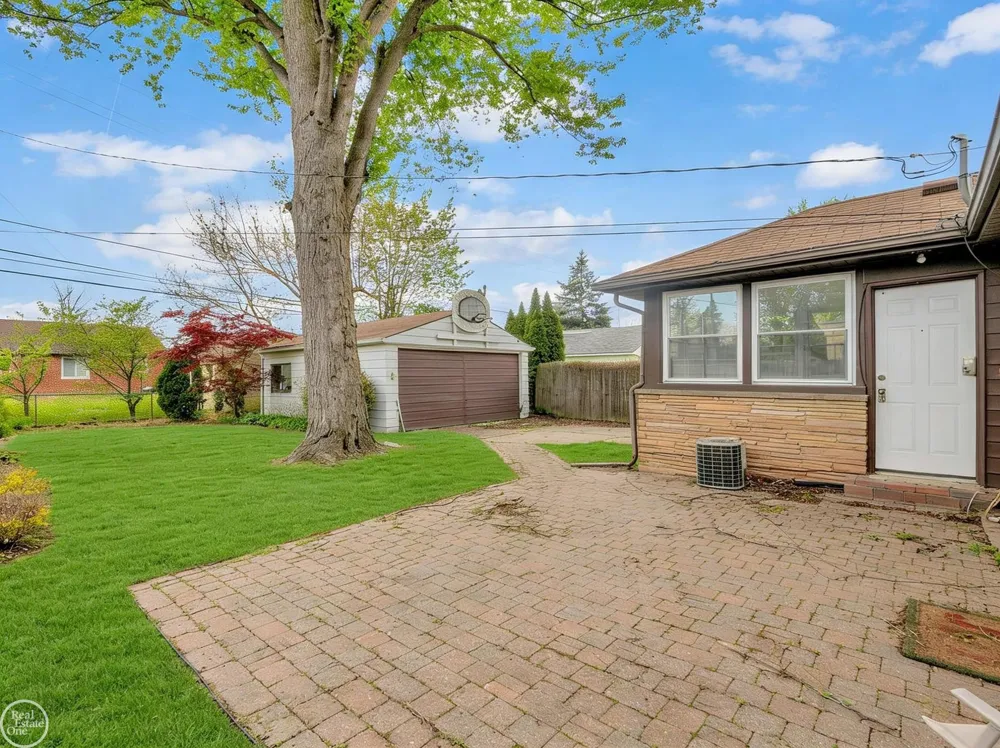 2313 Stanhope Street Grosse Pointe Woods City, MI 48236
