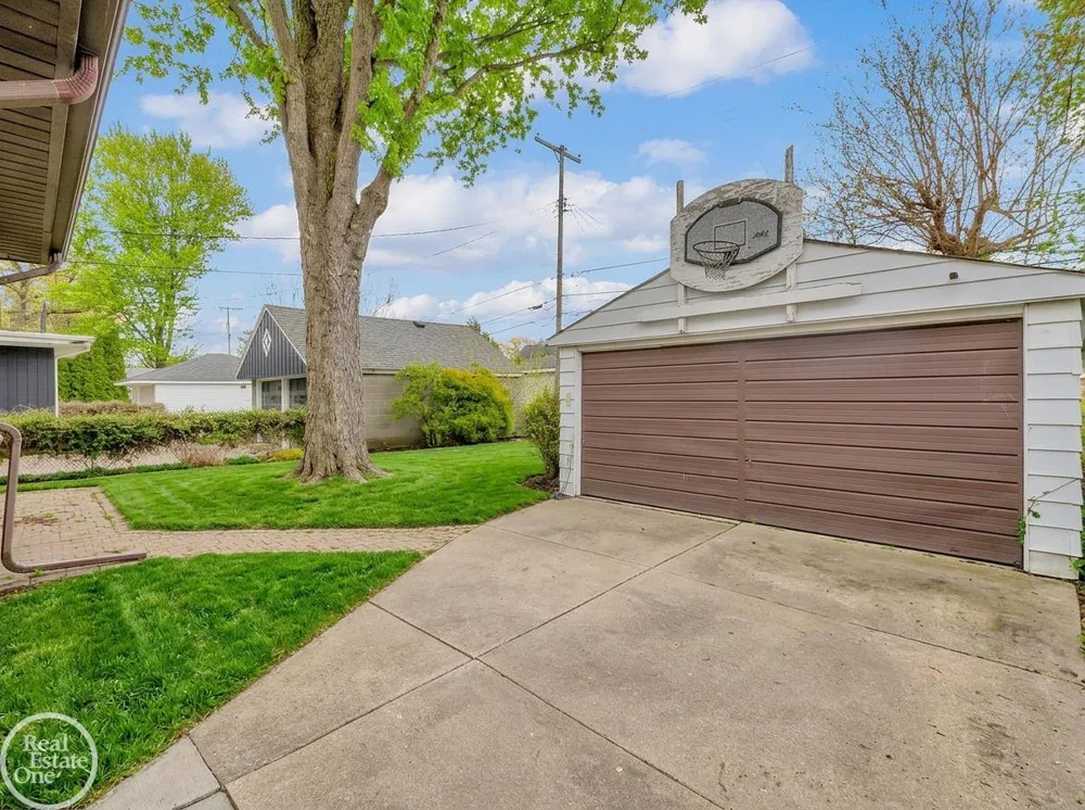 2313 Stanhope Street Grosse Pointe Woods City, MI 48236