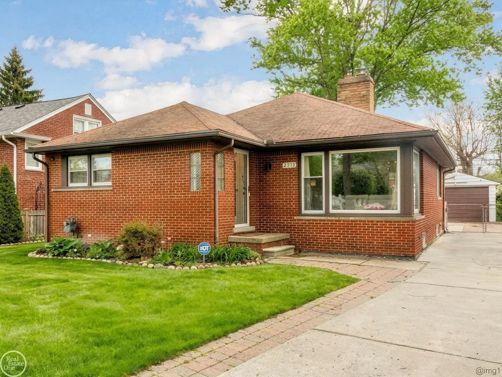 2313 Stanhope Street Grosse Pointe Woods City, MI 48236