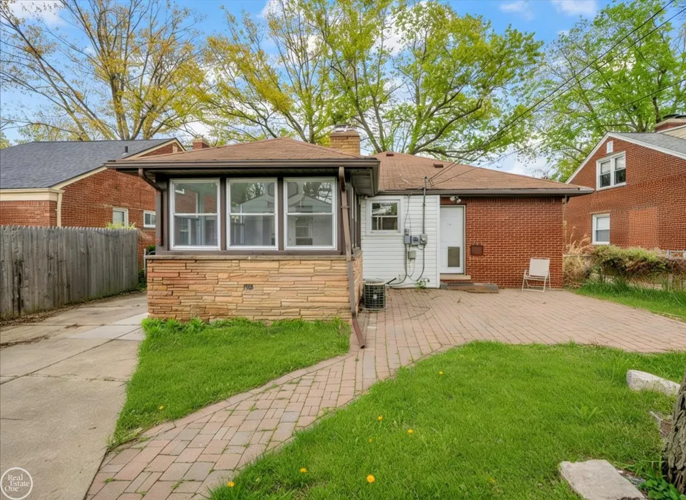 2313 Stanhope Street Grosse Pointe Woods City, MI 48236