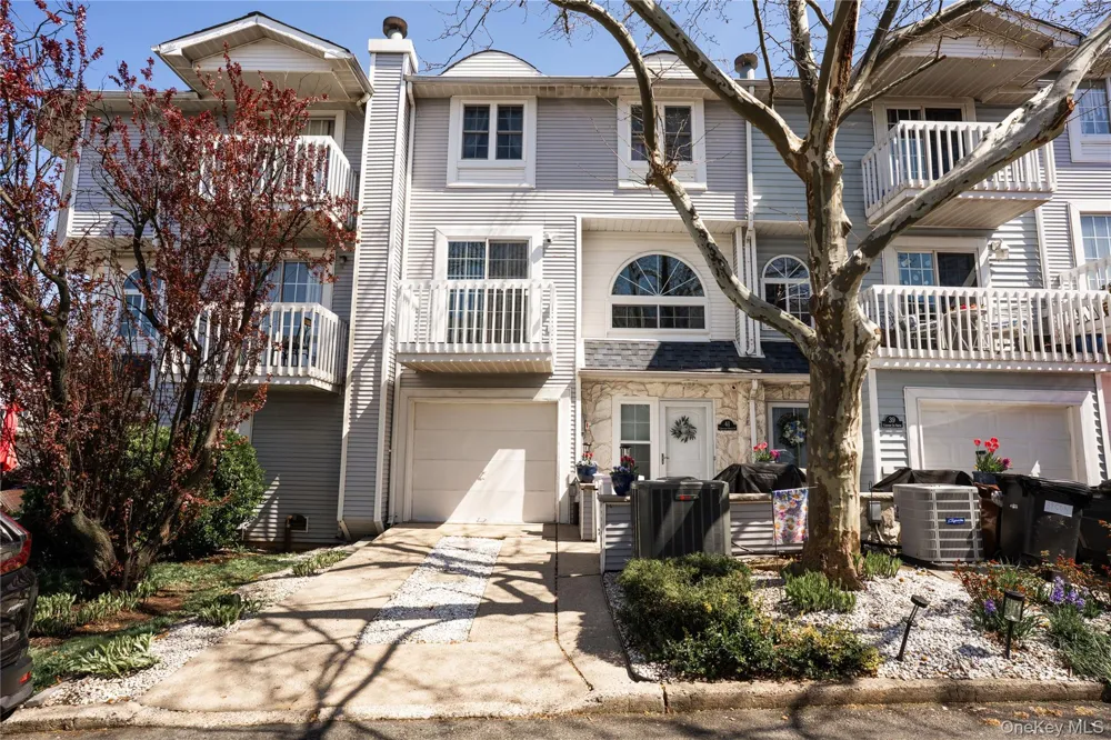 41 Country Dr N Staten Island, NY 10314