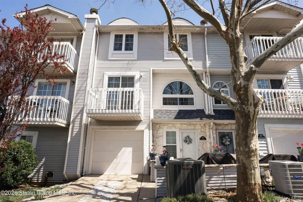 41 Country Dr N Staten Island, NY 10314